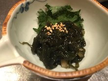 Mozuku seaweed dressed with vinegar