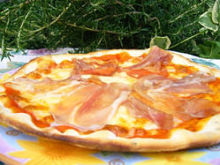 Raw ham pizza