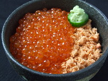 Fatty salmon and salmon roe rice bowl