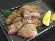 Grid-grilled beef tongue