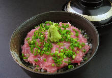 Raw fatty tuna and spring onion rice bowl