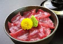 Raw tuna rice bowl