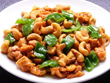 Stir-fried chicken and cashew nuts