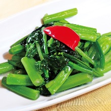 Stir-fried Chinese cabbage and garlic with salt