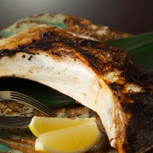 Salted and grilled tuna collar meat