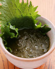 Mozuku seaweed dressed with vinegar