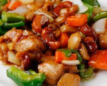 Stir-fried chicken and cashew nuts