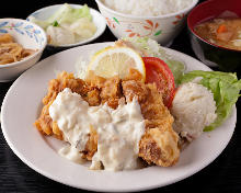 Fried chicken with vinegar and tartar sauce