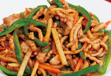 Thinly-sliced, stir-fried beef with green pepper