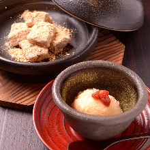 Warabimochi (bracken-starch dumpling covered in sweet, toasted soybean flour)