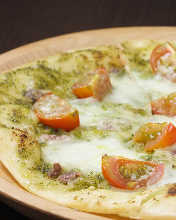 Anchovy and tomato pizza with basil sauce