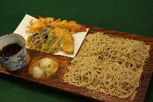 Buckwheat noodles on a bamboo strainer served with Tempura