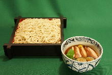 Buckwheat noodles served on a bamboo strainer with duck