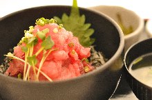 Raw fatty tuna and spring onion rice bowl