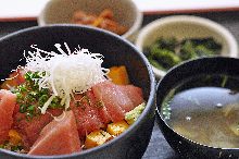 Raw tuna rice bowl