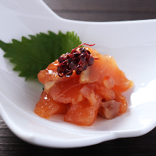 Rui be (slices of raw fish served with peppers)