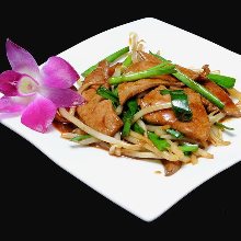 Stir-fried liver and garlic chives