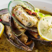 Shellfish steamed with white wine