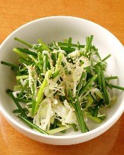 Green onion salad with sesame and salt