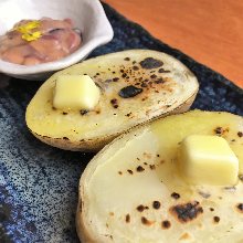 Steamed potatoes with butter