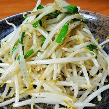 Stir-fried bean sprouts