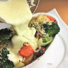 Vegetables topped with raclette cheese