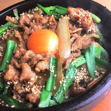 Stone-cooked beef rice bowl