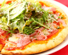 Raw ham pizza