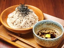 Buckwheat noodles served on a bamboo strainer with duck