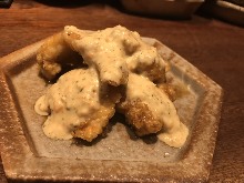 Fried chicken with vinegar and tartar sauce