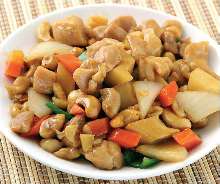 Stir-fried chicken and cashew nuts