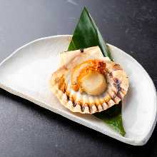Hamayaki scallops (grilled scallops)
