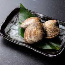 Grilled live hard clams with the shell