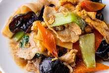 Stir-fried Chinese yam and wood ear mushrooms