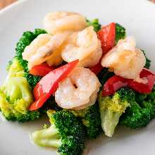 Stir-fried shrimp and broccoli