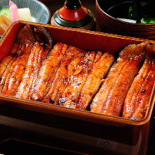 Eel served over rice in a lacquered box