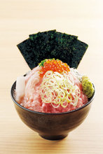 Raw fatty tuna and spring onion rice bowl