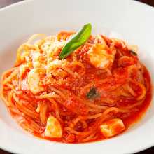 Tomato sause pasta with basil