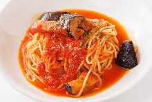 Bacon tomato sauce pasta