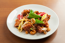 Stir-fried chicken and cashew nuts