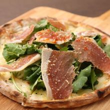 Prosciutto and arugula pizza