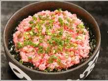 Raw fatty tuna and spring onion rice bowl