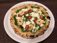 Shrimp and basil sauce pizza