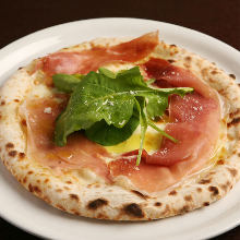 Raw ham pizza