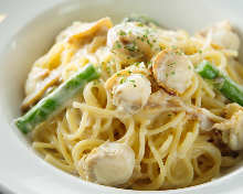 Creamy scallop and asparagus pasta