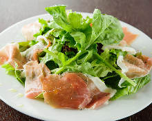 Arugula and prosciutto salad