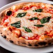 Margherita (With salad and drink)