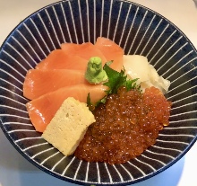 Salmon and salmon roe rice bowl