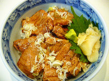 Seared medium-fatty tuna rice bowl