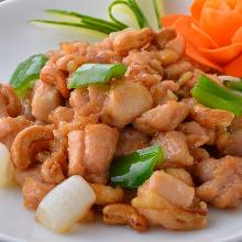 Stir-fried chicken and cashew nuts